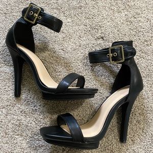 ❌ SOLD ❌NWOT - Black heels with buckle closure
